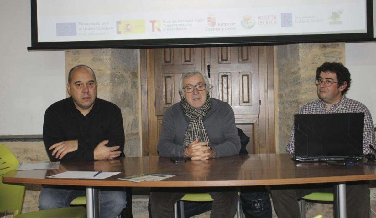 El alcalde, en el centro con técnicos, presentando el proyecto.  | ARACELI SAAVEDRA