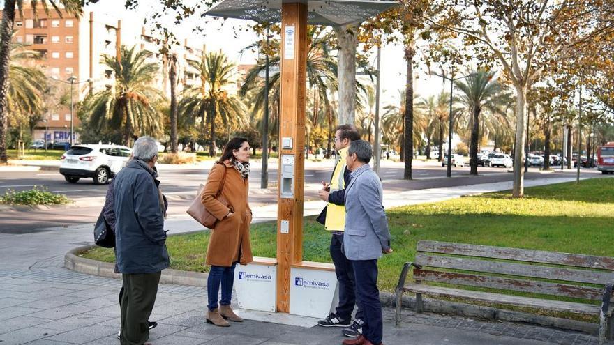 València planea instalar una red de cargadores para bicis, patinetes y móvil con wifi