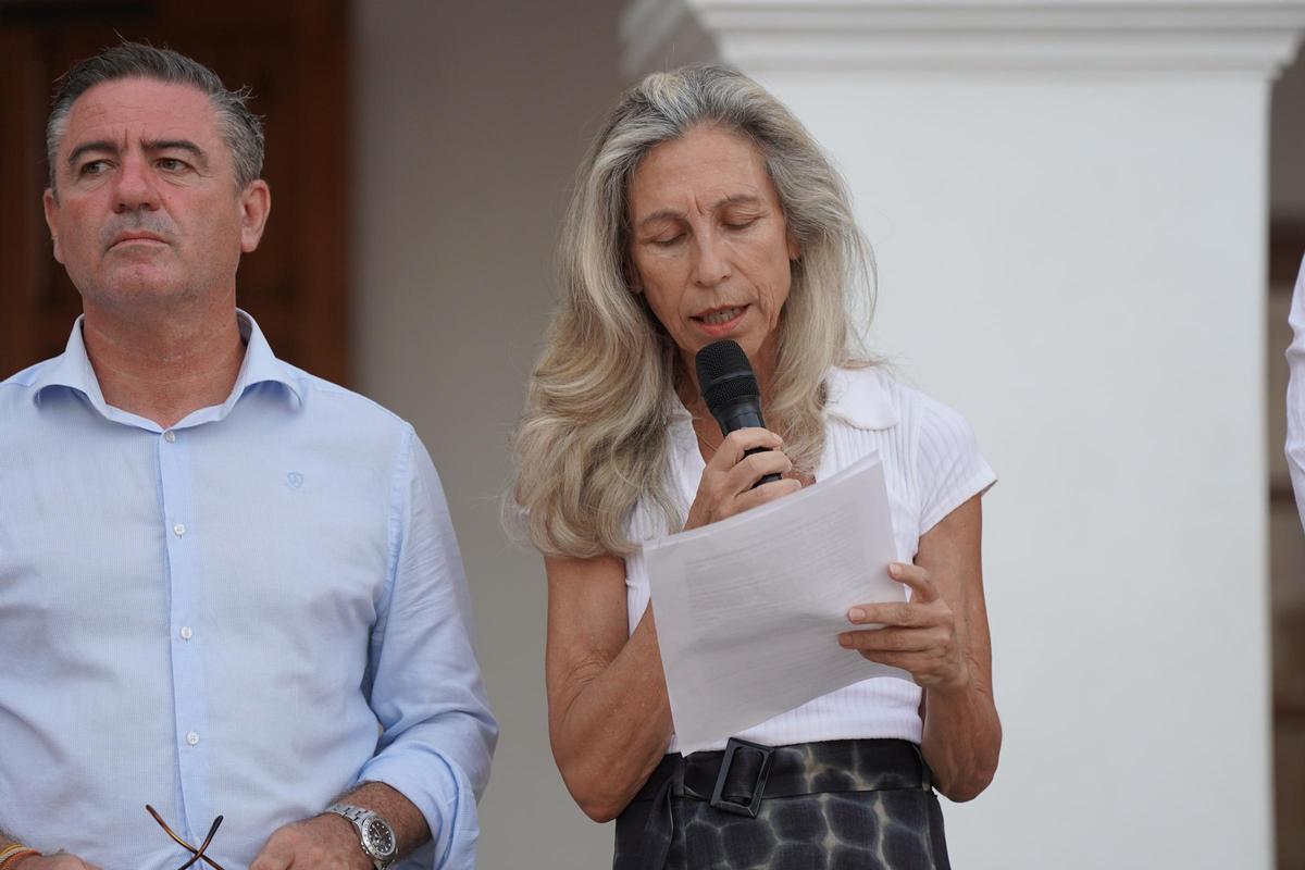 Mira las imágenes de la concentración en apoyo a Ceuta en Santa Eulària Mira las imágenes de la concentración en apoyo a Ceuta en Santa Eulària