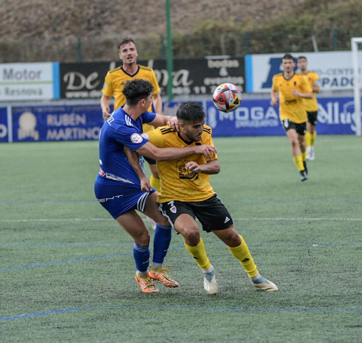 La SD Compostela se deja dos puntos en Oviedo pero logra mantenerse invicta