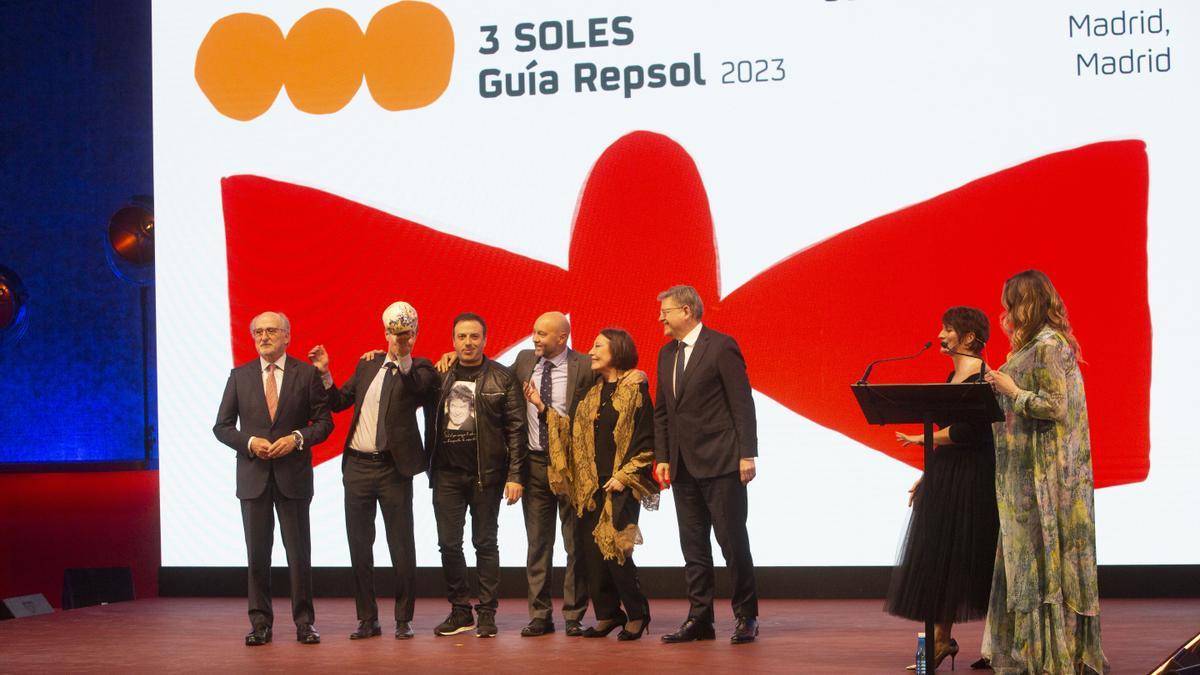 Ximo Puig y Antonio Brufau, tras entregar el premio 3 Soles Repsol al restaurante Corral de la Morería.