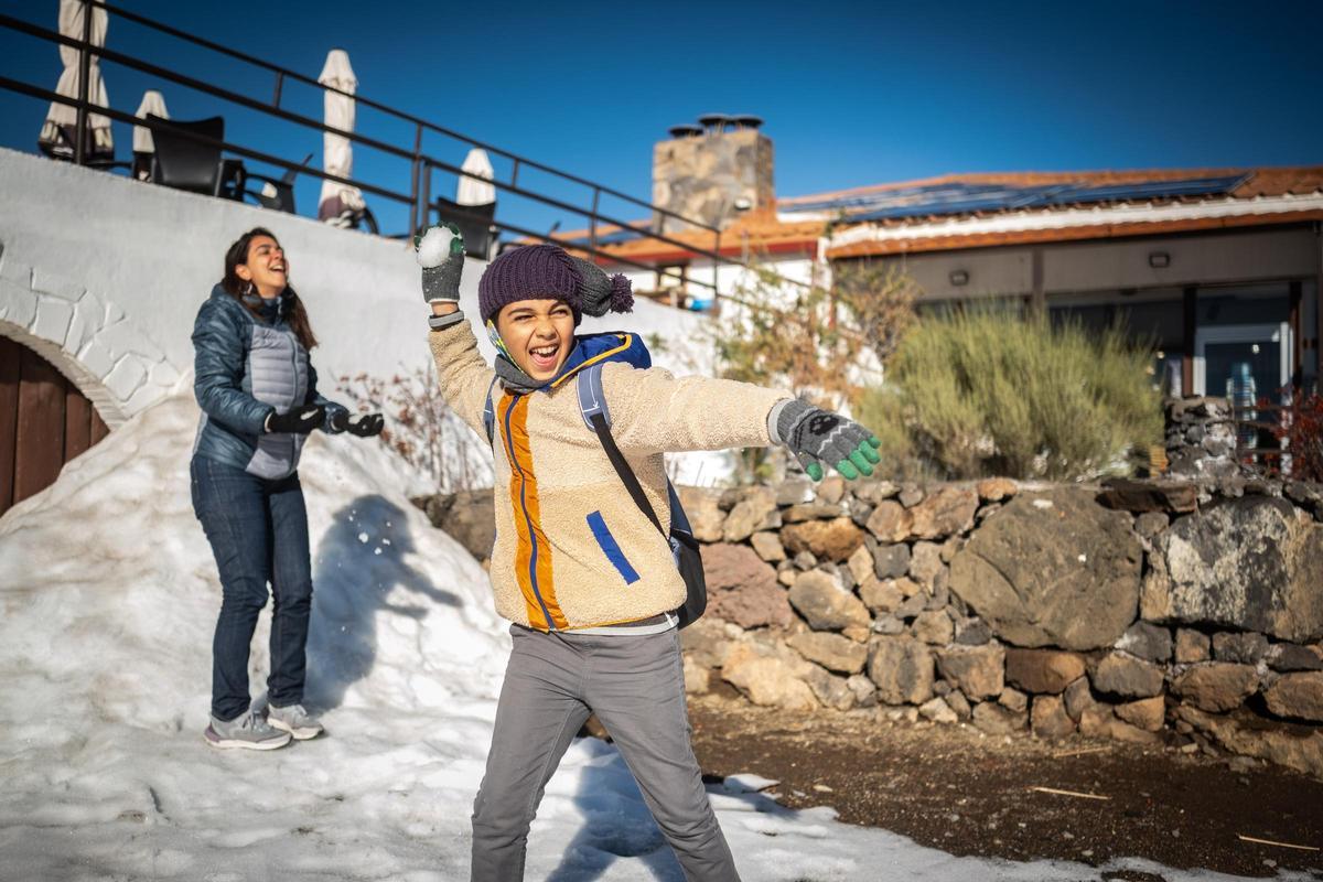 Una familia juega con la nieve en el último 'Operativo Nevada' en el Teide, el pasado 20 de diciembre