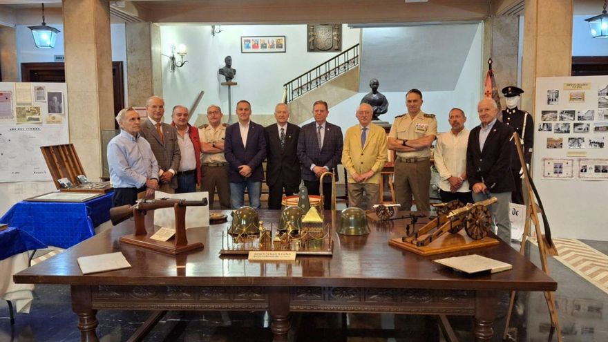 Por la izquierda, Enrique Valdés, Antonio Cuestas, José Ramón Álvarez, Jesús Pina, Ángel Balea, José Flórez, Alfredo Canteli, José Antonio Díaz Monjil, Juan Luis González, Ricardo Galán y José Antonio Álvarez, ayer, en la Delegación de Defensa. | LNE