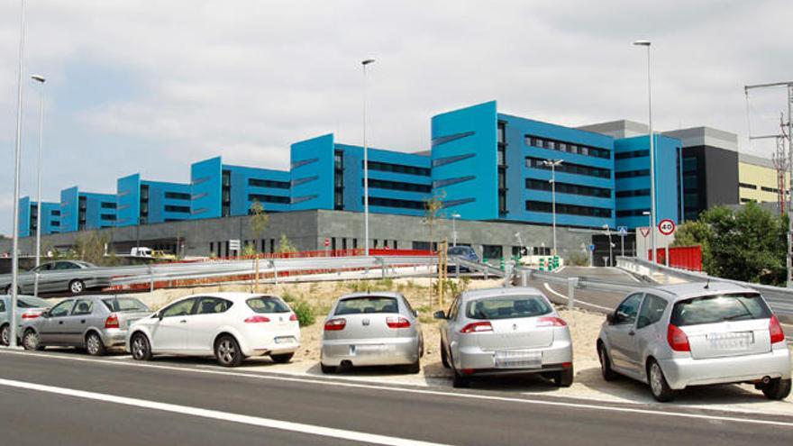 Vehículos aparcados frente al neuvo hospital de Vigo. //R. Grobas