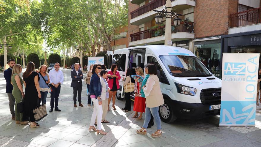 Flores de Pascua para luchar contra el Alzheimer en Lorca