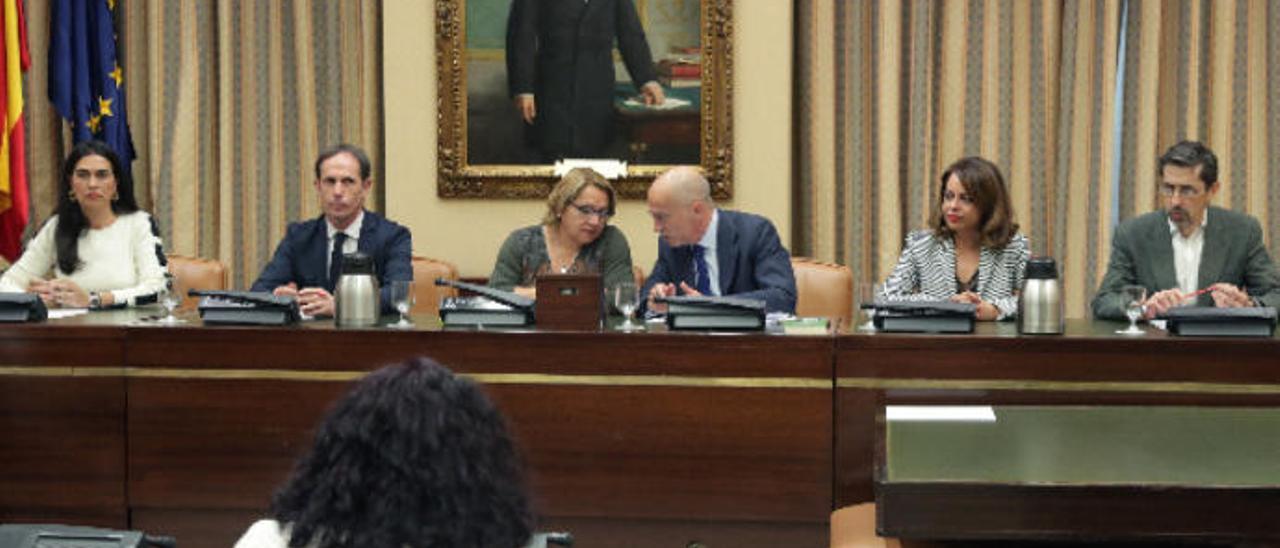 Meri Pita (centro), en la presidencia de la comisión de investigación; a la izquierda María del Carmen Hernández Bento (PP) y a la derecha Tamara Raya (PSC-PSOE).