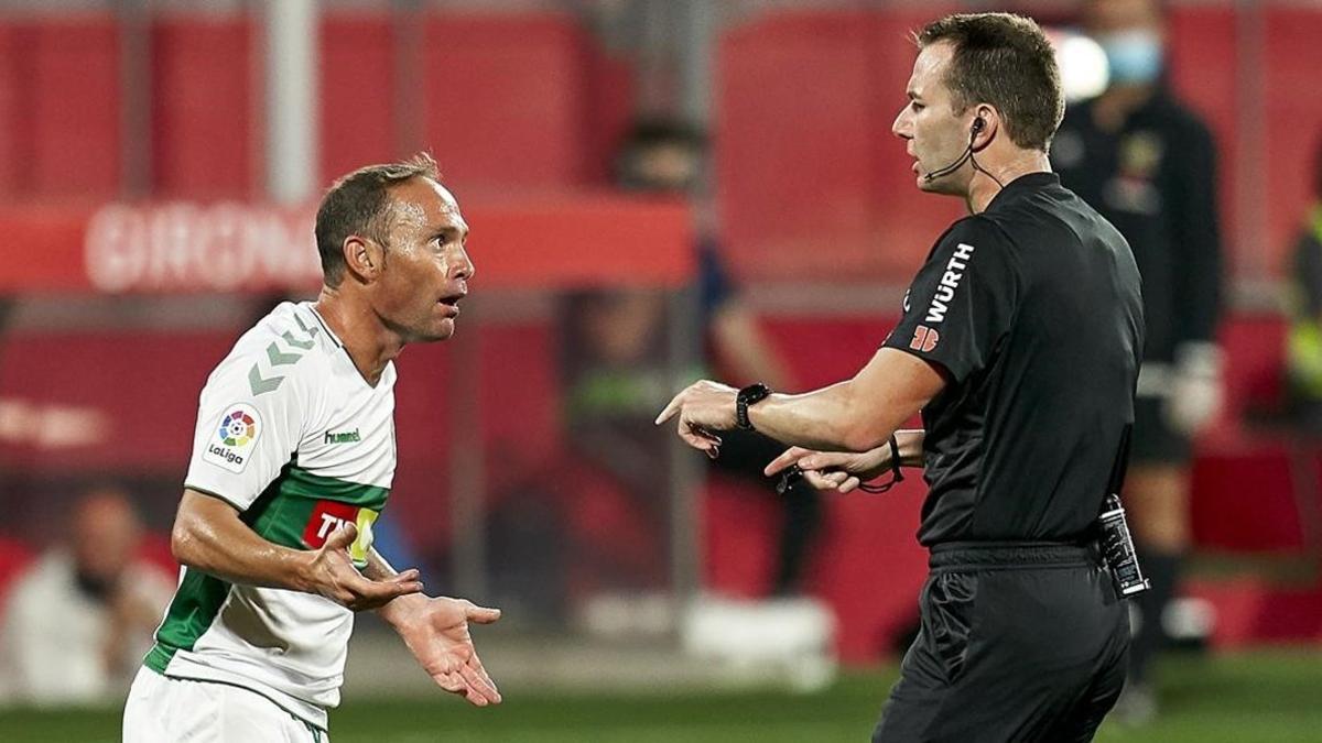 Nino conversa con el árbitro José Antonio López Toca, en el Girona-Elche (0-1).