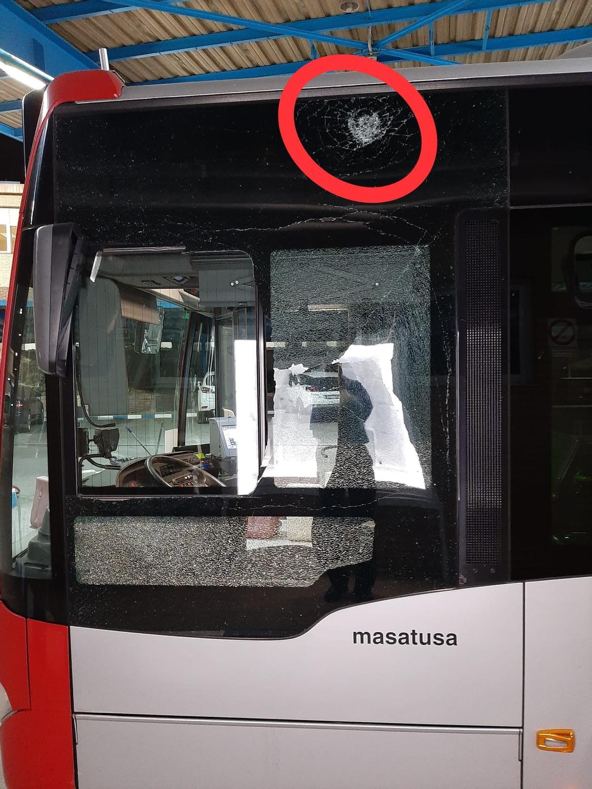 Detalle de un autobús apedreado