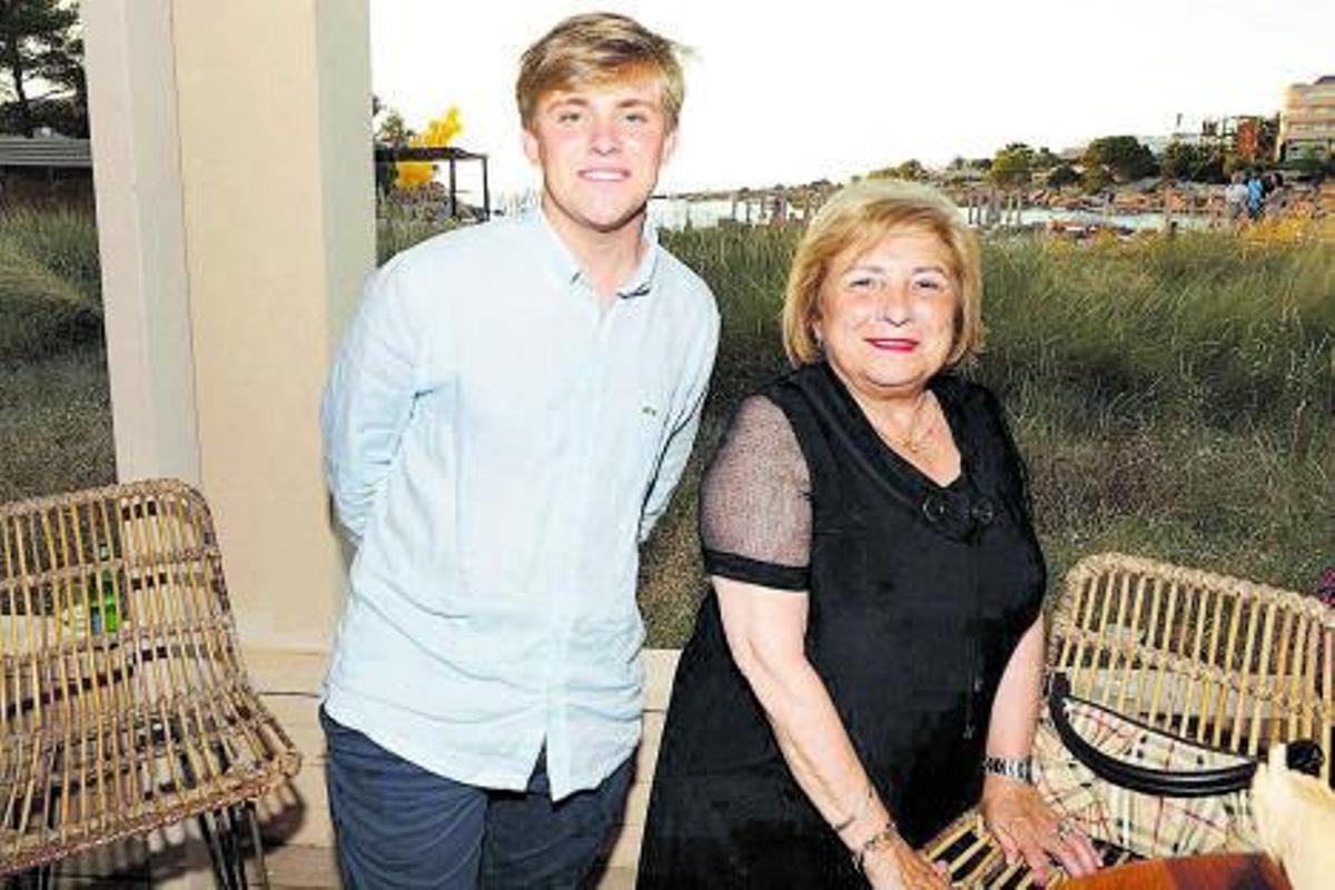 Daniel Lloyd y María Antonia Ballester en la entrega de los Soletes. | J.A. RIERA