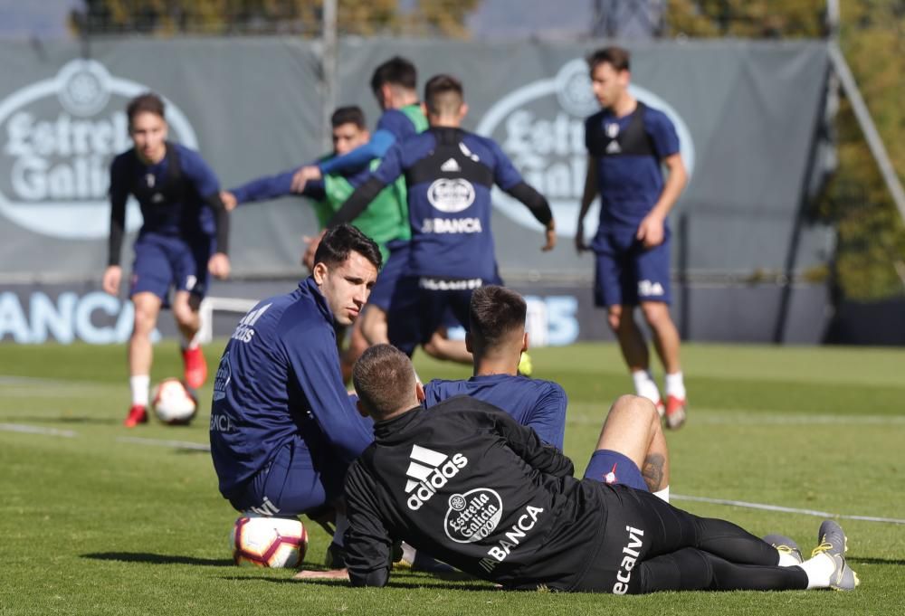 Los jugadores del Celta, durante el entrenamiento de este lunes en A Madroa