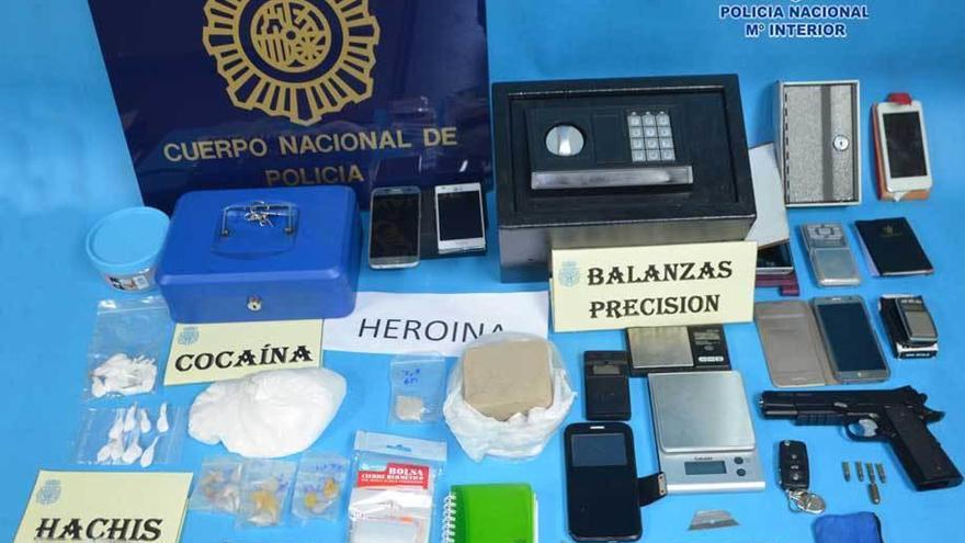 Enseres utilizados y droga aprehendida en el segundo punto de venta desmantelado.