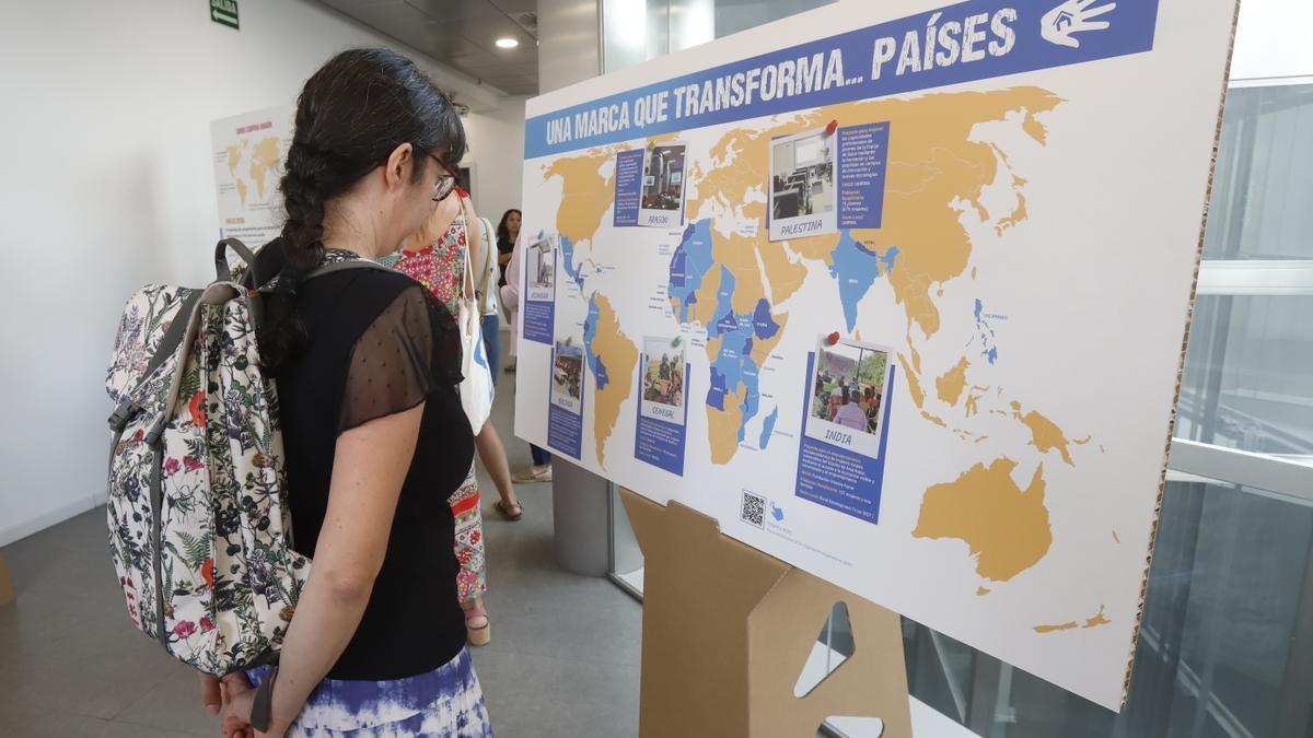 La fundación Familias Unidas exhibe en el Centro Joaquín Roncal de Zaragoza la exposición interactiva ‘Cooperación aragonesa. Una marca que transforma’.