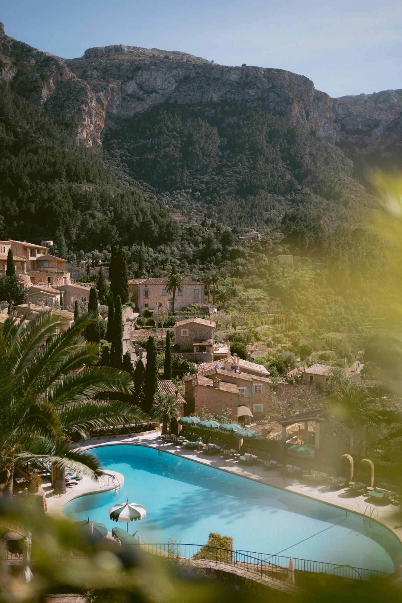 La piscina de la residencia es ideal para relajarse entre montañas.