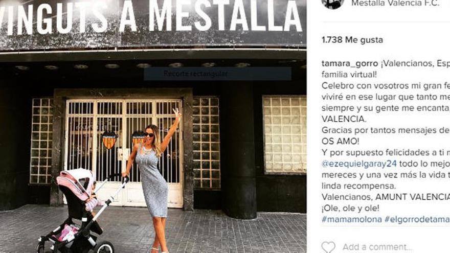 Tamara Gorro, frente al estadio de Mestalla