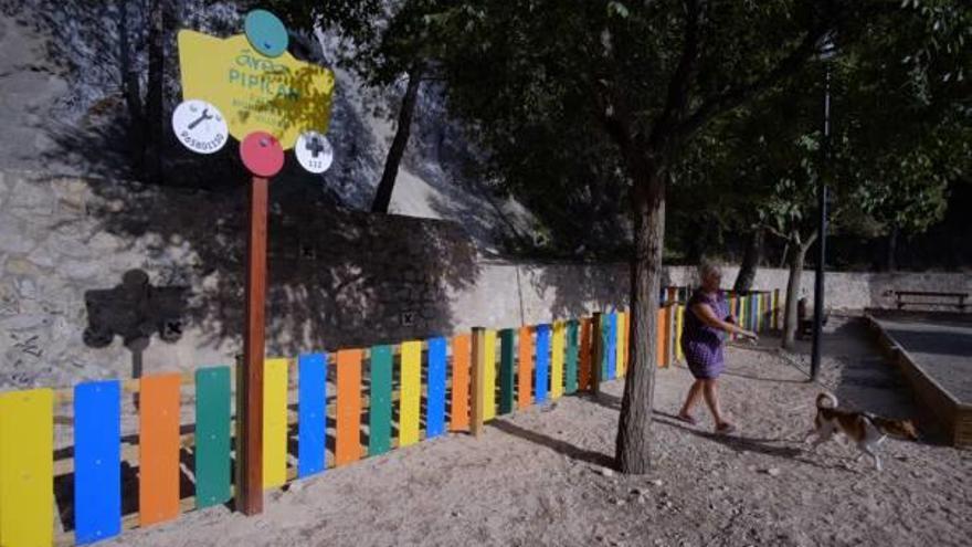 El Ayuntamiento de Villena ubicó en abril un pipicán en el nuevo parque del paraje de Las Cruces.