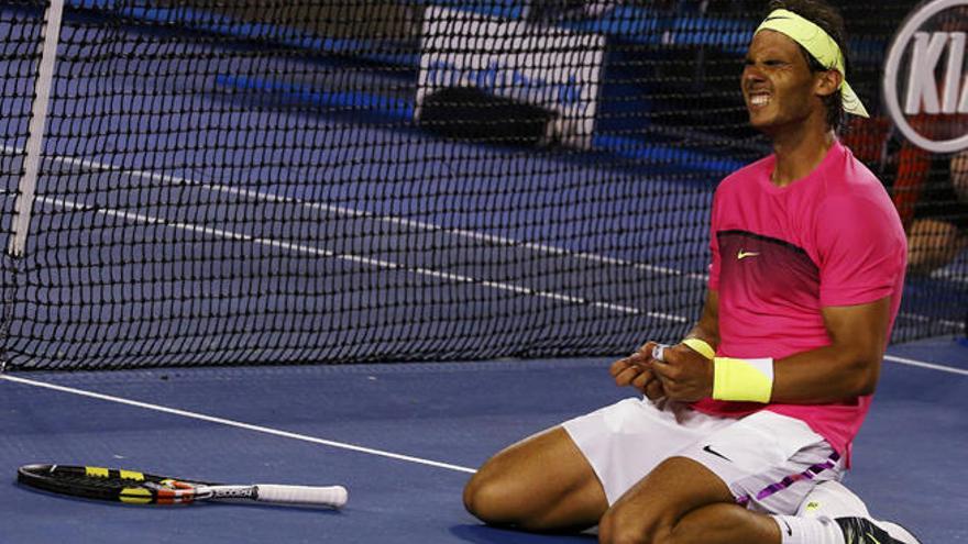 Rafa Nadal celebra la victoria de rodillas en Melbourne.