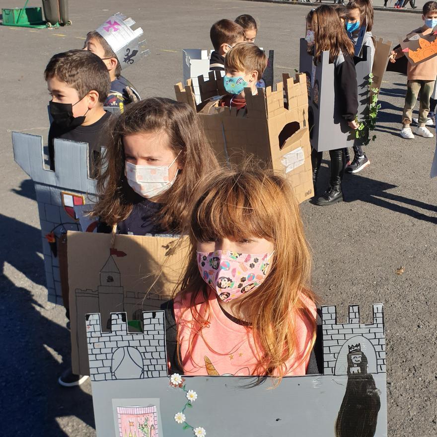 Alumnos del San Marcos, con castillos y coronas medievales, en Carnaval.