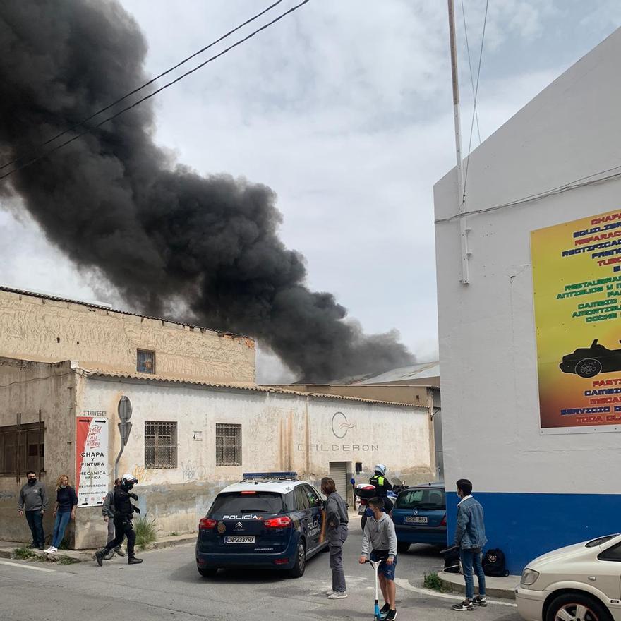 Dos intoxicados en el incendio de un almacén en Alicante