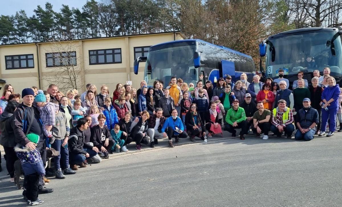 L’arribada d’ucraïnesos en busos de particulars desborda el centre de refugiats de Madrid