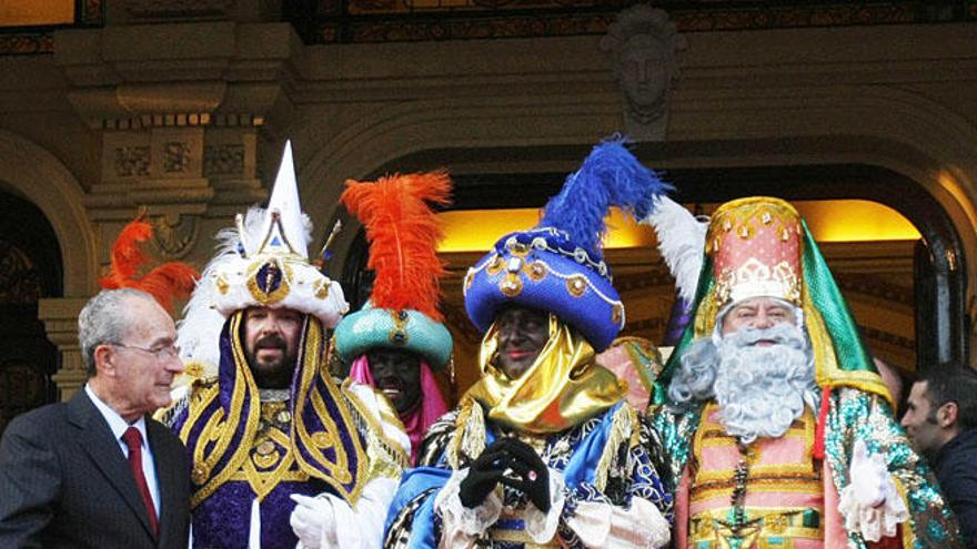 Los Reyes Magos salen del Ayuntamiento, en la cabalgata de 2015.