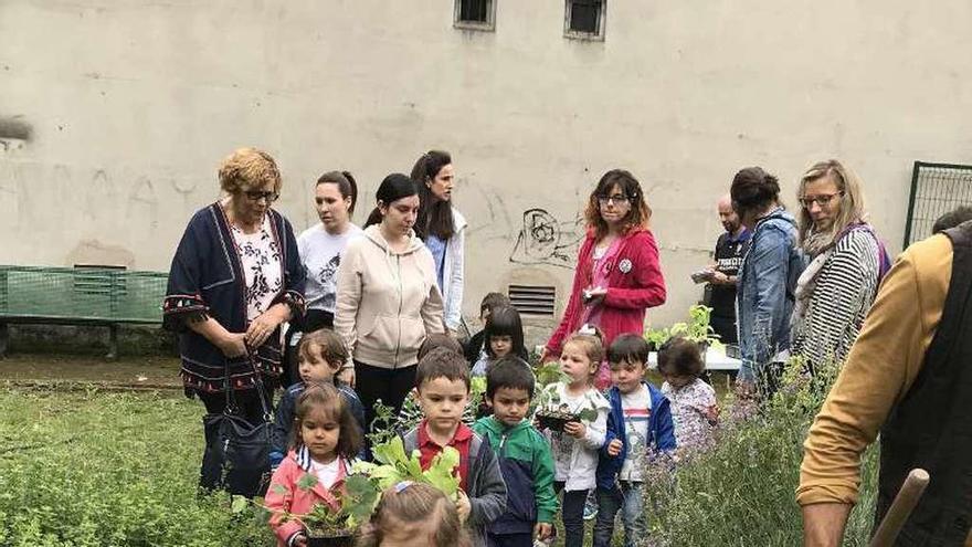 Los pequeños, con las verduras en la mano.