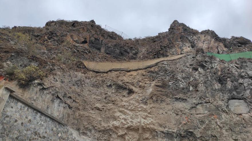 Las barreras dinámicas ya instaladas en la ladera que sufrió desprendimientos en los días 6 y 7 de mayo.