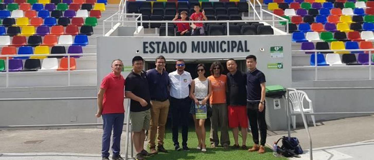 La delegación china que estudia traer niños para perfeccionar su fútbol, durante la visita.