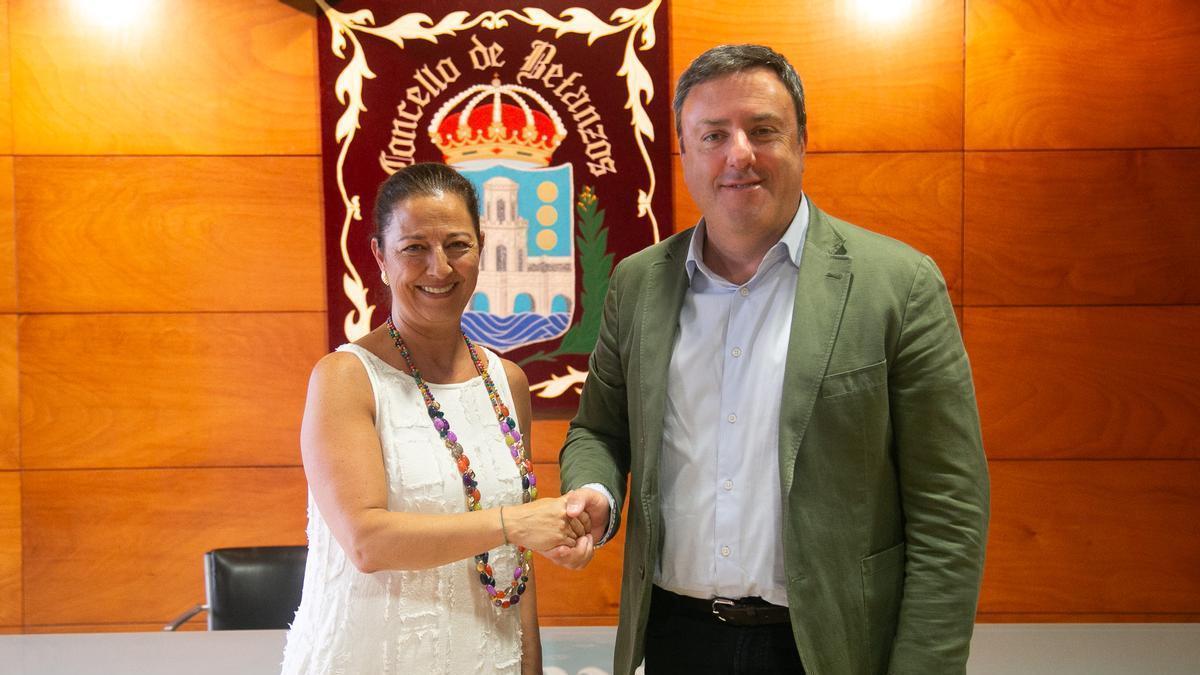 María Barral y Valentín González Formoso durante la firma del convenio este lunes.