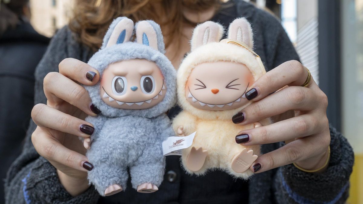 Dos labubus sorpresa de Pop Mart recién abiertos.