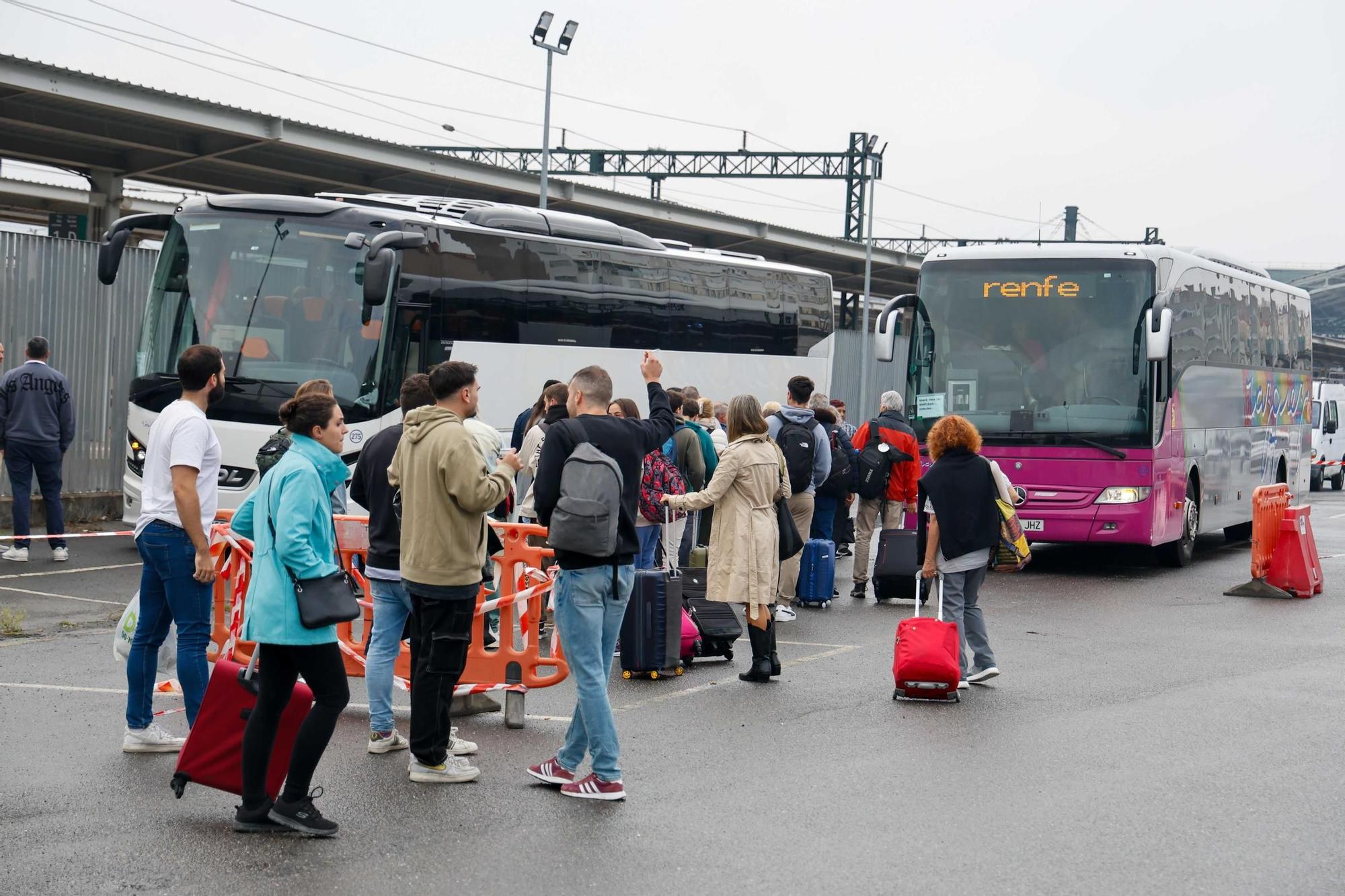 Renfe lo consigue: trasbordo ordenado del tren al bus y sin protestas en Santiago