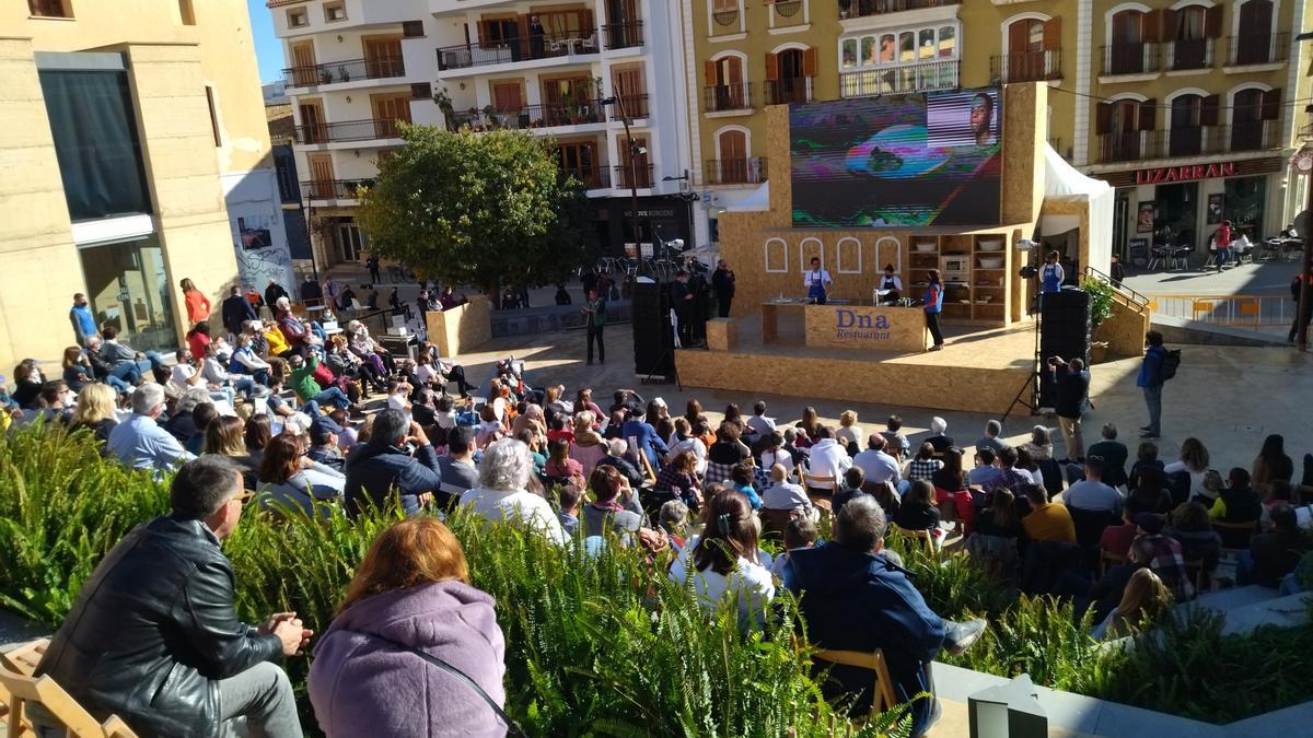 El público ha abarrotado el escenario de la Plaça del Consell