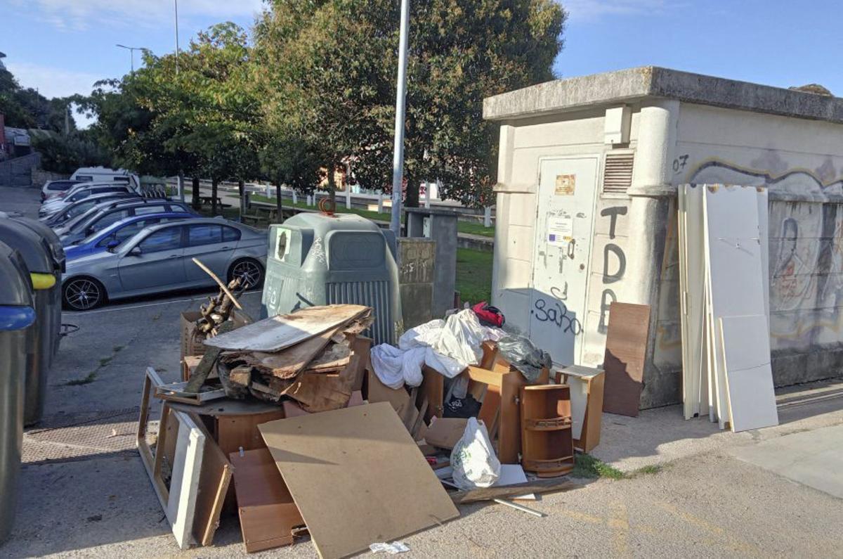 Arriba, el vertido en la Senda  da Auga. A la izq., los restos de muebles en la rúa Estación.  | |  FDV
