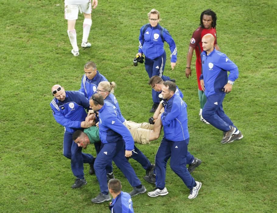 Un aficionado de Portugal saltó al campo durante el Polonia - Portugal e intentó abrazar a Cristiano Ronaldo.