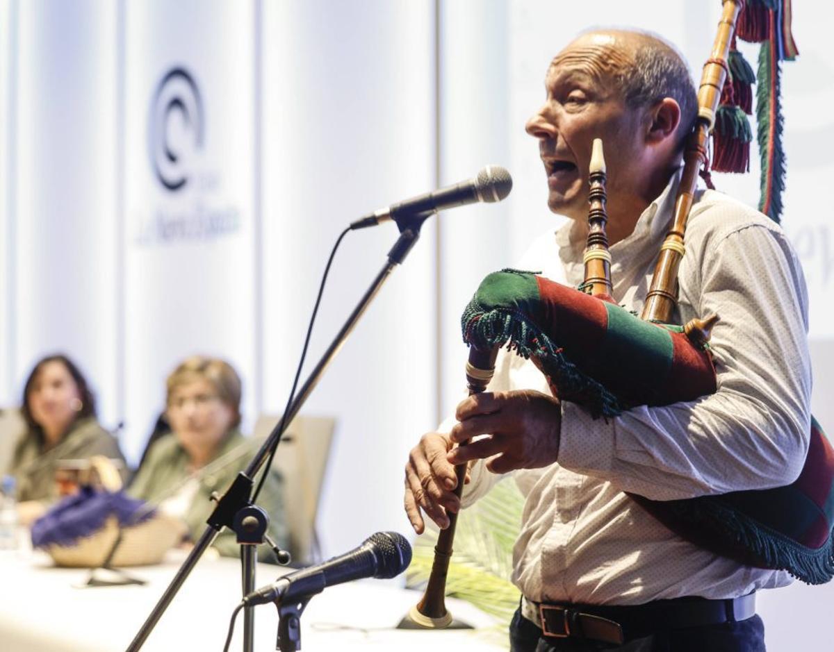 Vicente Prado, «El Pravianu», durante  la actuación de ayer.  | LUISMA MURIAS