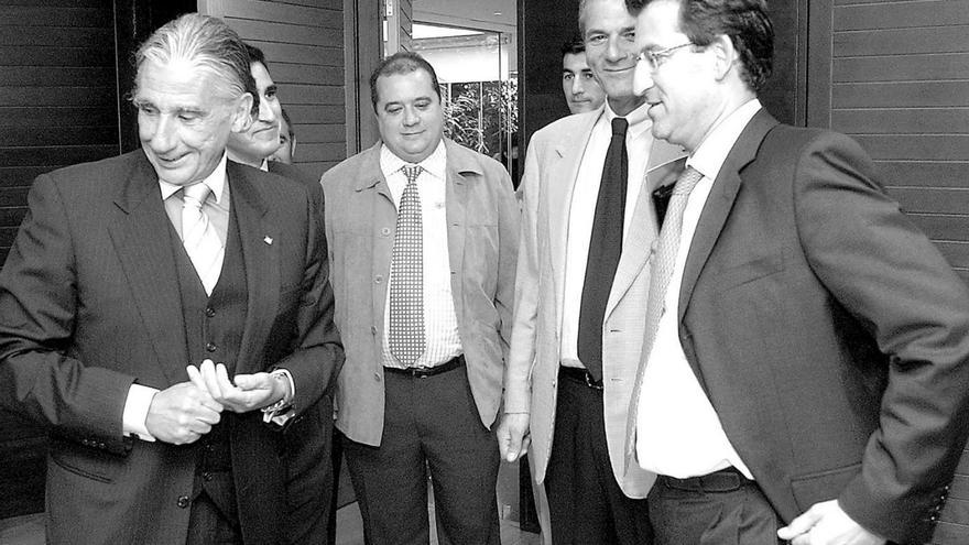 Reunión de la patronal con Feijóo en 2004. Hernández en el Ulla, Touriño cortando la cinta del primer tramo y Rueda presentando la prolongación. |   // XOÁN ÁLVAREZ/BERNABÉ