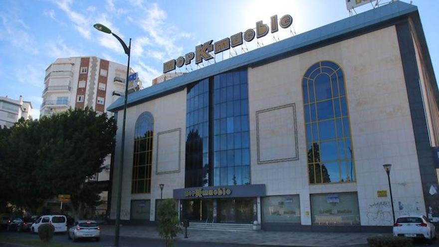 El antiguo edificio de Merkamueble en la avenida Santa Rosa de Lima.