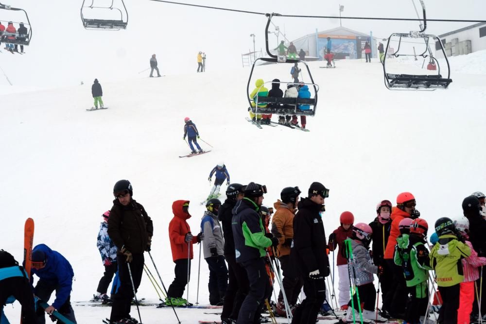 Multitud de esquiadores en Pajares en el domingo tras el temporal de nieve.