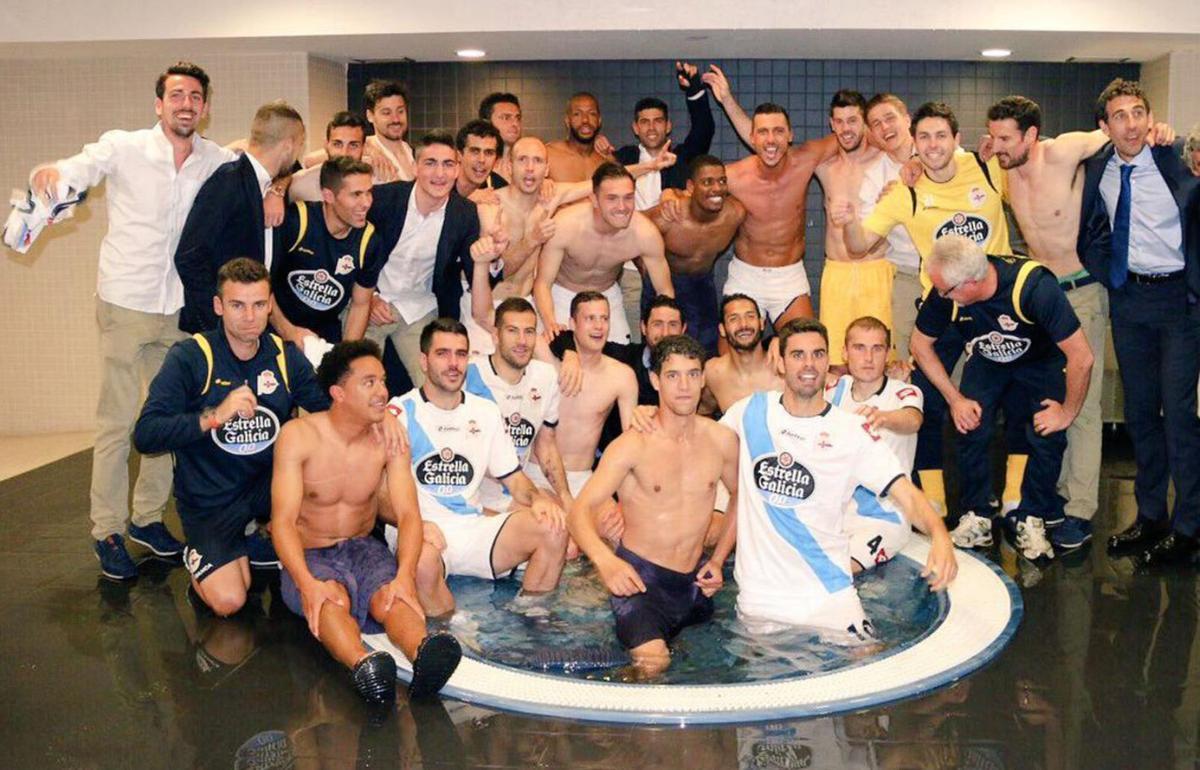 Festejo del equipo en el vestuario del Camp Nou . |  LOF