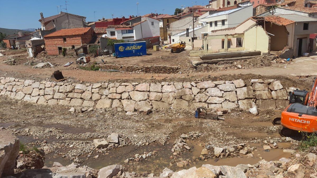 Obras de reconstrucción en Villar de los Navarros.