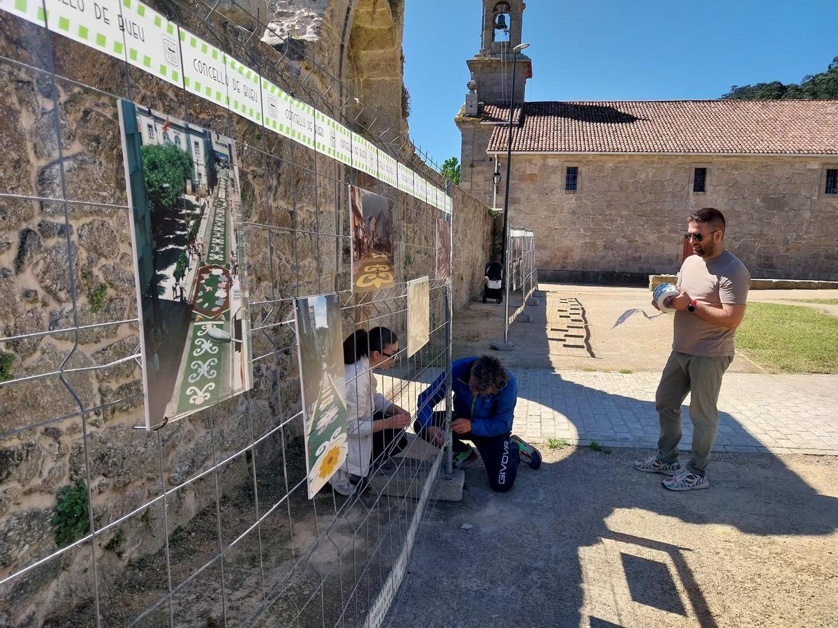 El Montaje de la exposición de fotografías antiguas del Corpus de Bueu en los jardines al lado de la iglesia.
