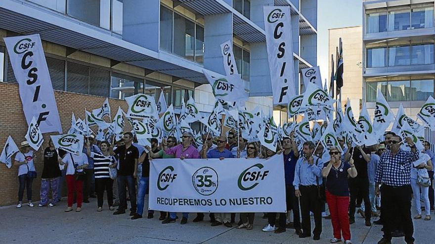 200 empleados públicos exigen a la Junta de Extremadura la jornada de 35 horas semanales