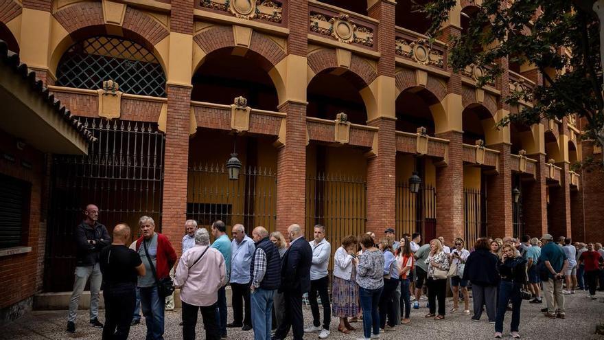 Expectación y grandes filas en la plaza de toros de Zaragoza para conseguir entradas sueltas
