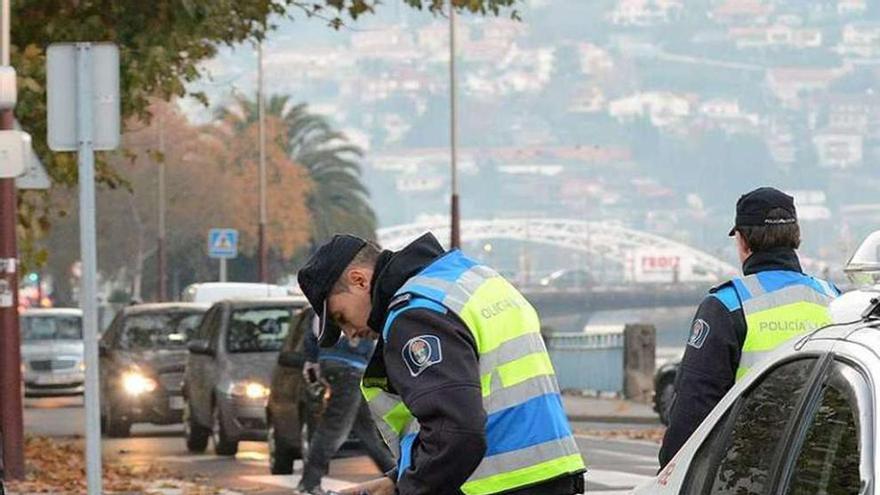 Dos policías locales al inicio de la calle Padre Gaite. // R. Vázquez