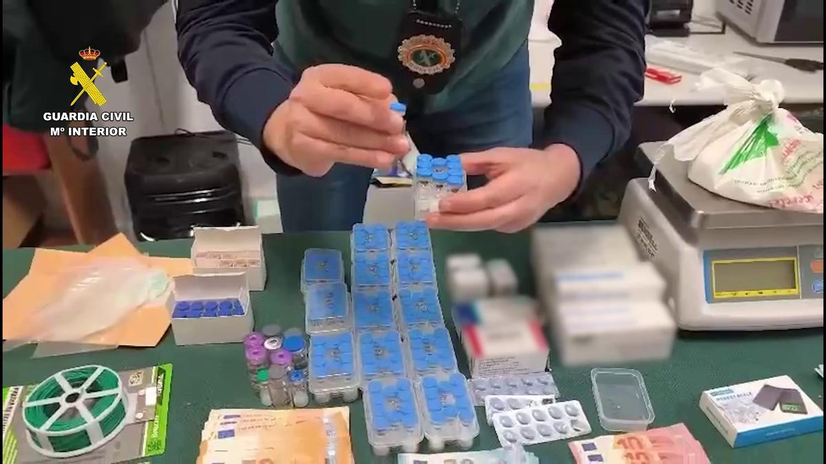 Material intervenido, entre el que había ampollas con sustancia, dinero y medicamentos