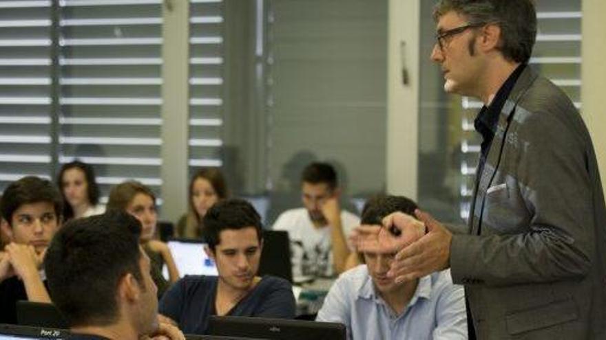 Jordi Conca, en una classe dels estudis d&#039;ADE de la FUB