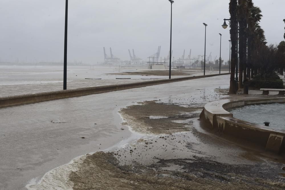 Efectos del temporal en la playa de la Malvarrosa.