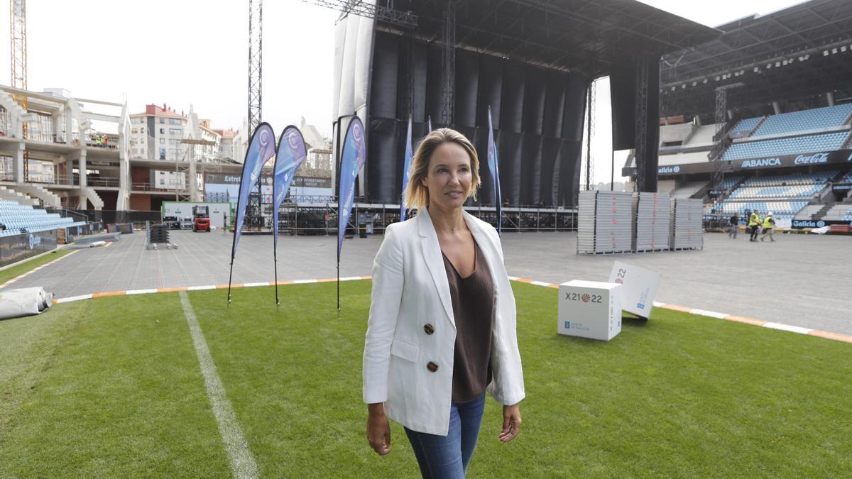 La delegada de la Xunta, Marta Fernández Tapias, esta mañana en los preparativos del concierto de Muse en Balaídos.