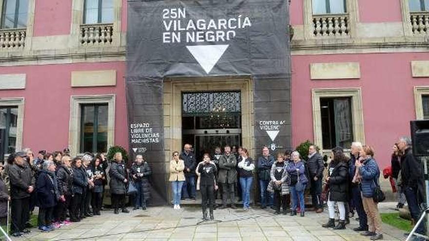 Ravella acogió la lectura del manifiesto del 25-N. // Noé Parga