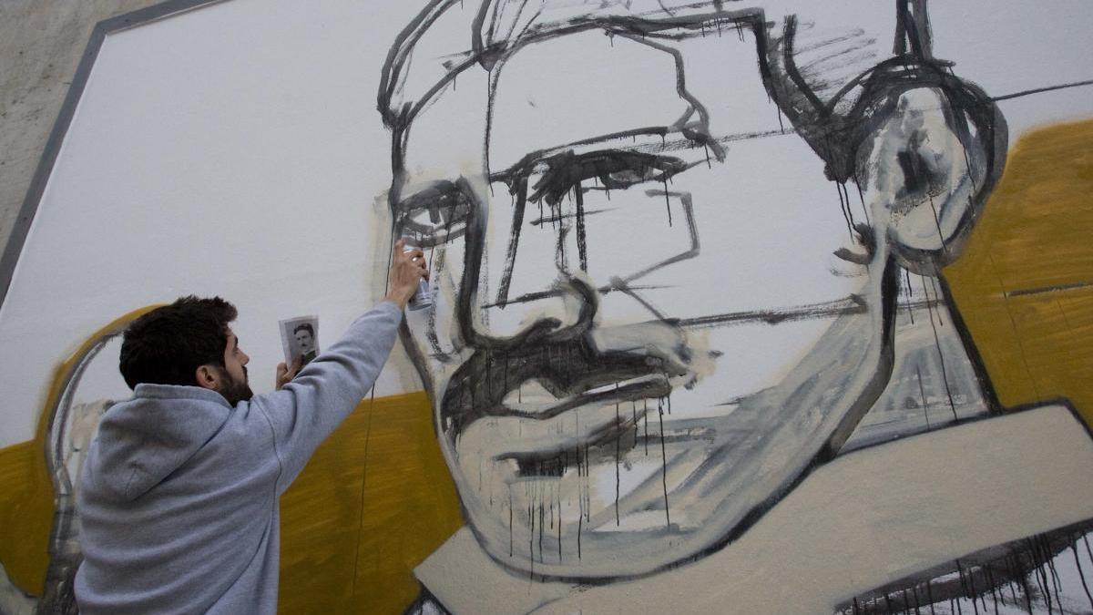 Pintura de un mural, en una foto de archivo de una actividad del Casal Jove.