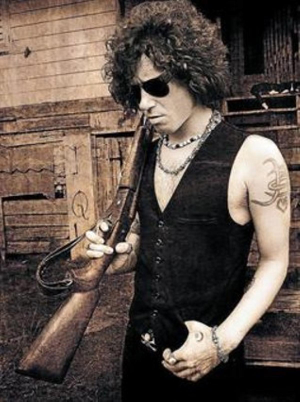 Bunbury, en una imatge promocional de Hellville de luxe. Bunbury, en una imatge promocional de Hellville de luxe.